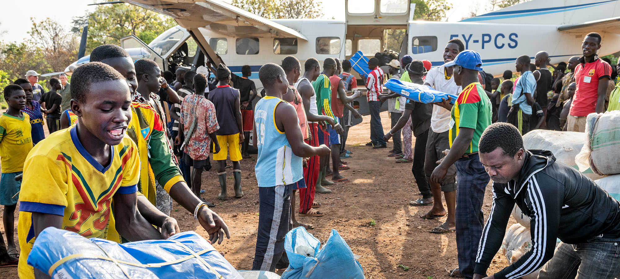 Unloading cargo plane